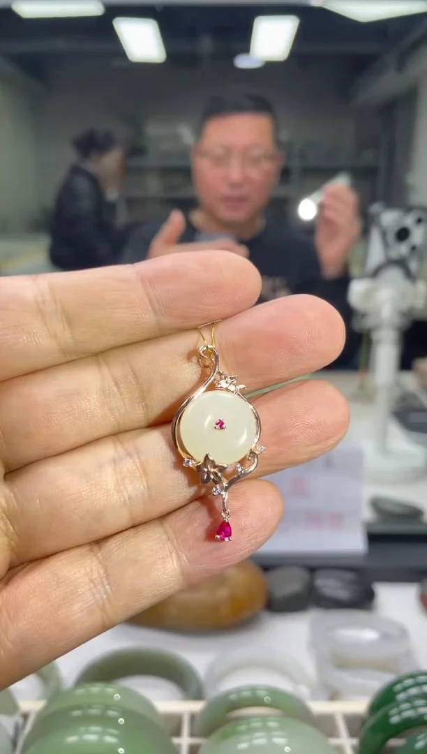 【闪购商品】和田玉吊坠银S925镶嵌平安扣送皮绳多样性发货其一