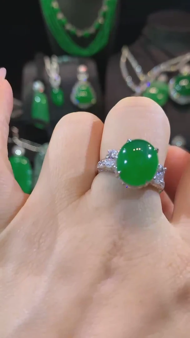 18K金镶嵌戒指翡翠戒指