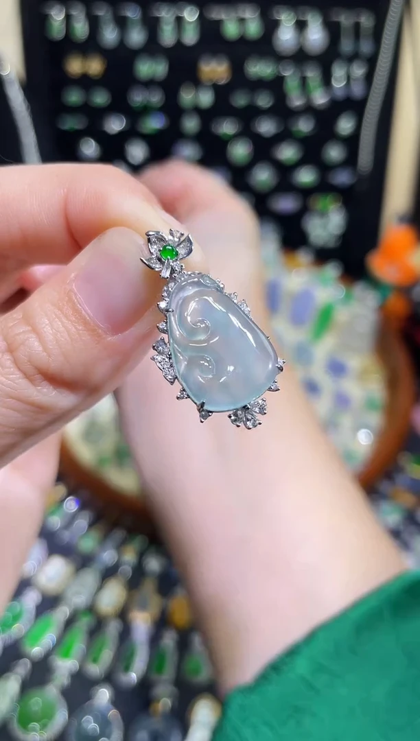 翡翠18K金镶嵌颈饰玻璃种如意吊坠