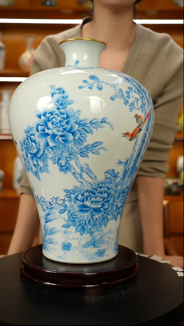 其他釉上蓝彩花鸟纹梅瓶一只