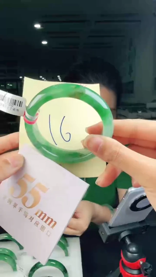 未镶嵌手镯石英质玉（非洲翠）有天然洒金亮片/矿点/棉线16