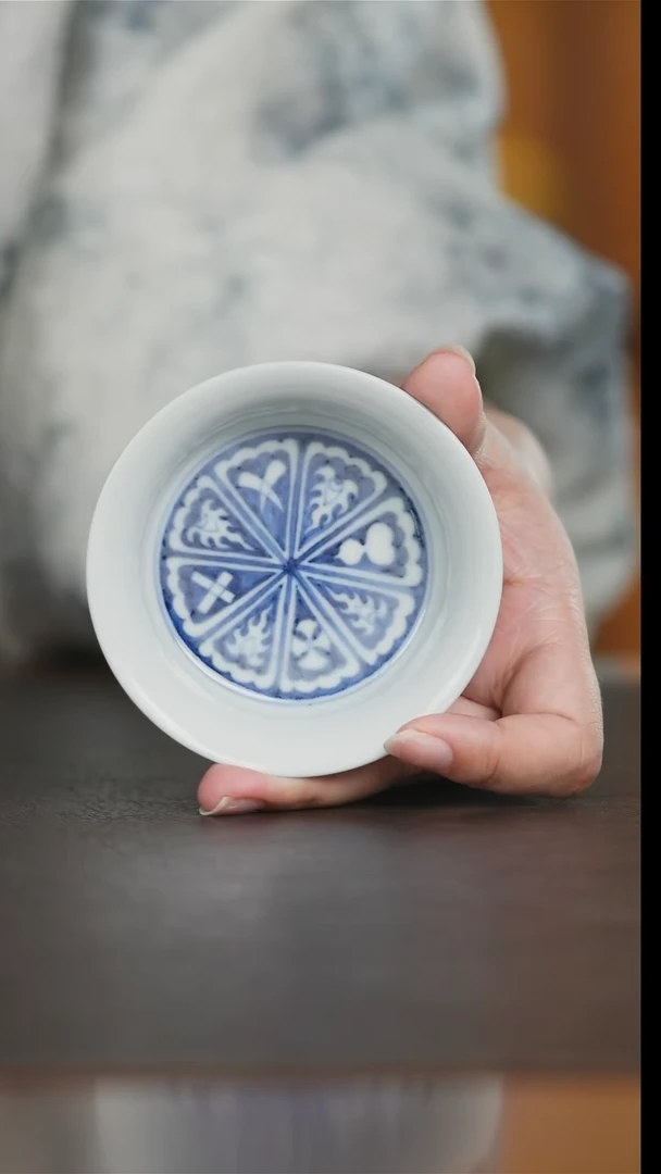 记蓝内绘八宝马蹄杯