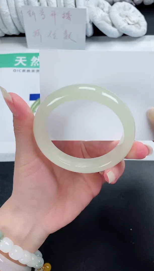 【闪购商品】石英质玉手镯未镶嵌133-56.6