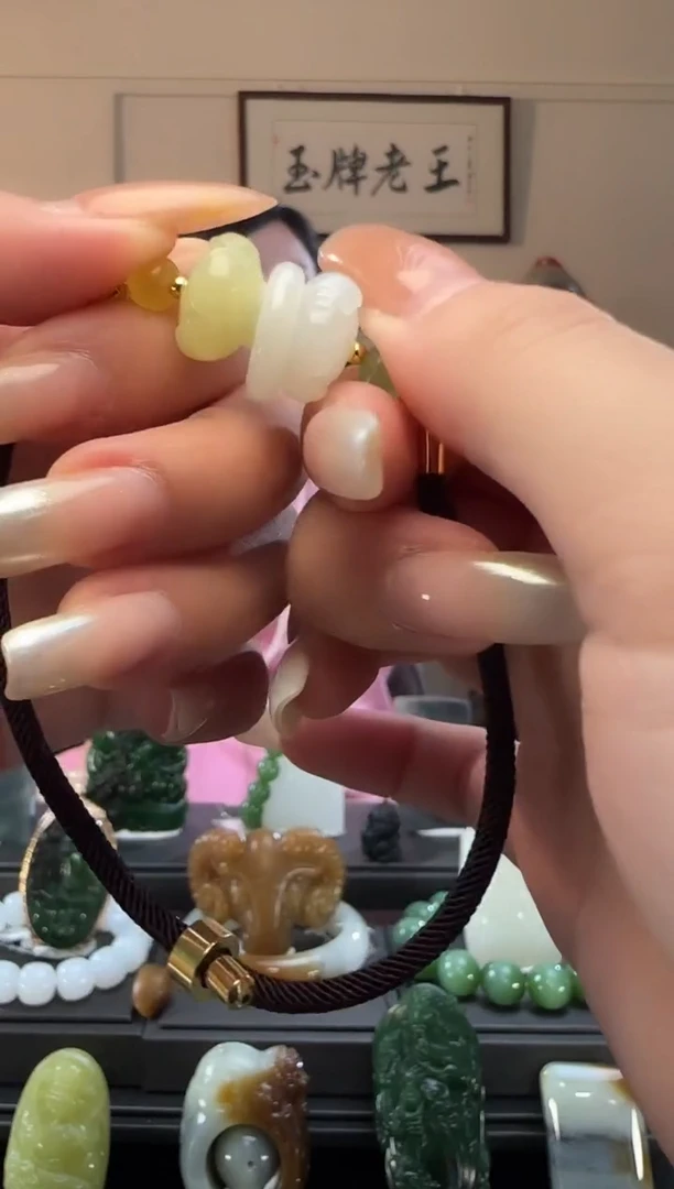 颈饰未镶嵌和田玉黄白并蒂莲手绳