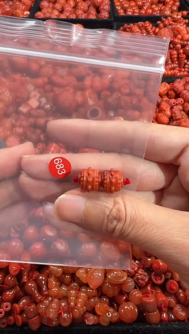 南红玛瑙未镶嵌颈饰1