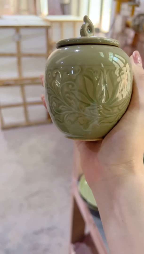 微瑕耀州窑莲纹茶叶罐