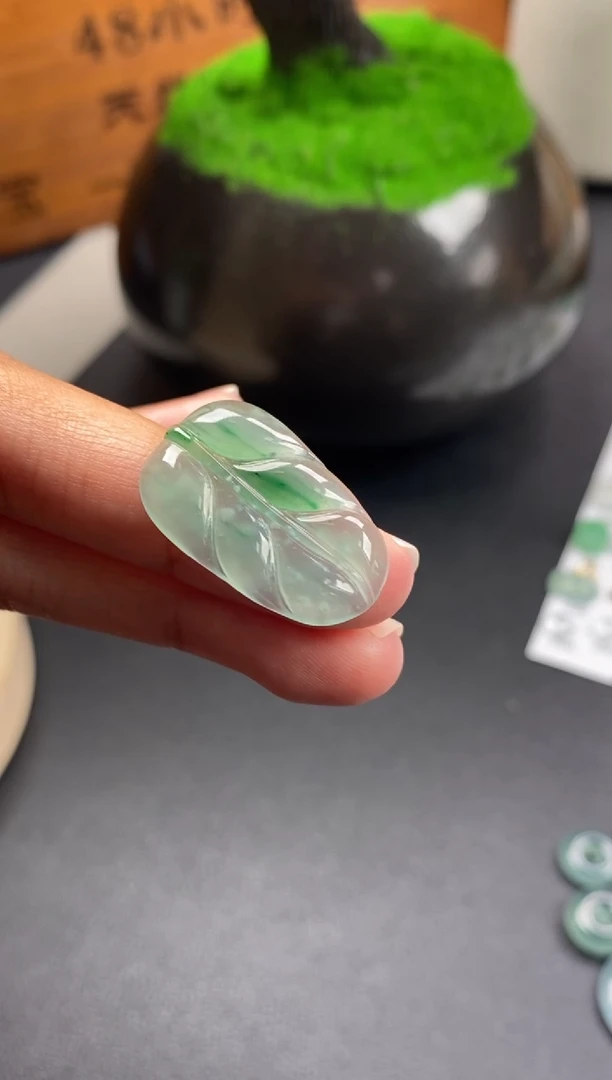 颈饰未镶嵌翡翠翡翠冰种叶子