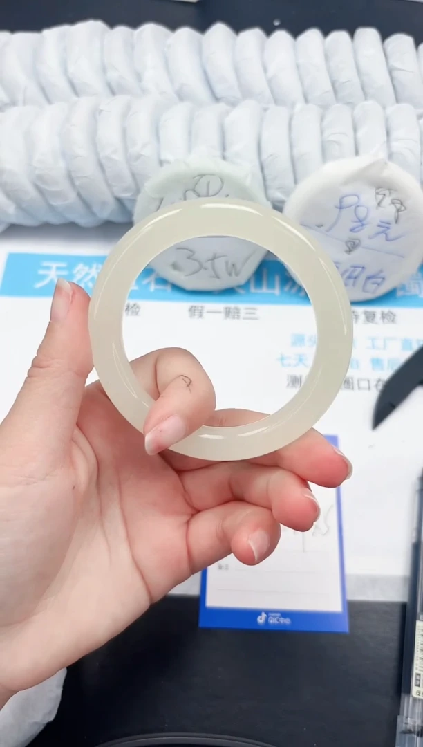 【闪购商品】石英质玉手镯未镶嵌132-61