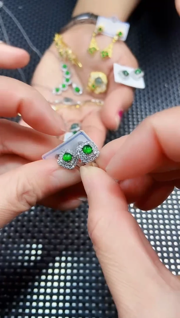 【闪购商品】翡翠耳饰未镶嵌1111111111