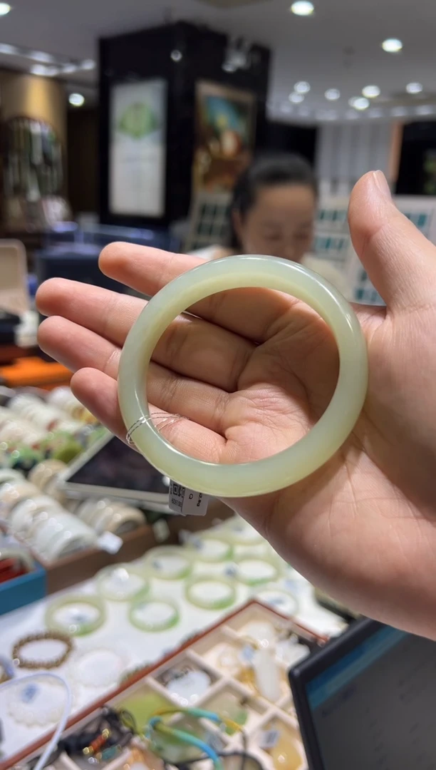 未镶嵌手镯和田玉60+圈口 冰晴正确手镯