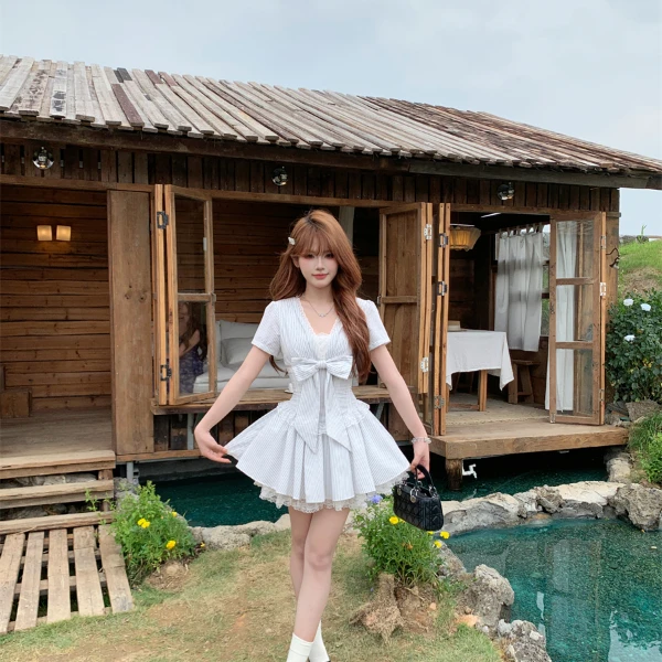 越韩小鱼 少女的手礼灰白条纹 纯欲甜美风蕾丝拼接蓬蓬连衣裙女夏