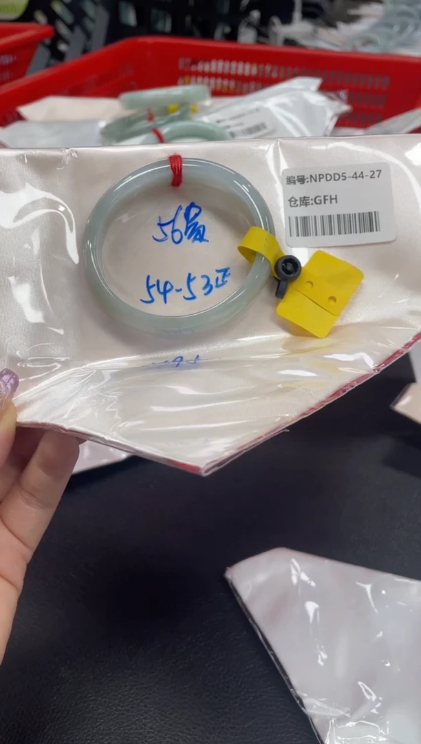 翡翠手镯未镶嵌翡翠手镯