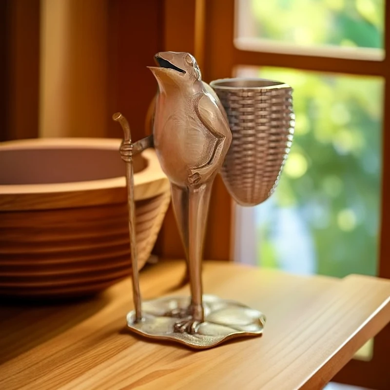 2026 青蛙背篓收纳桶桌面黄铜摆件书房桌面装饰品摆设