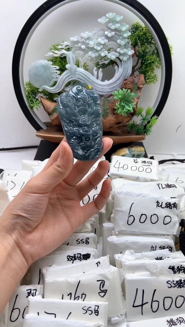 翡翠未镶嵌颈饰龙牌