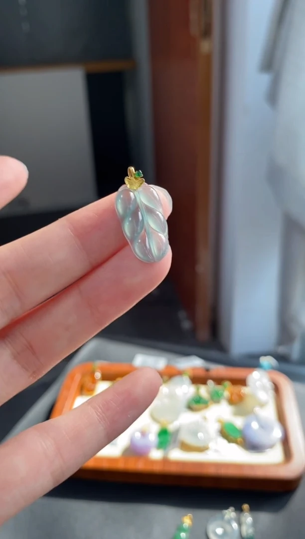 颈饰18K金镶嵌翡翠叶子