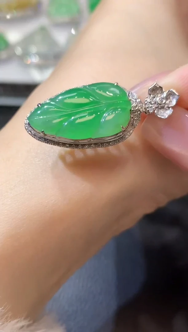 【闪购商品】翡翠吊坠(不含链)18K金镶嵌A54