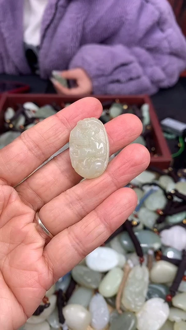 颈饰未镶嵌和田玉（多样性发一件）没有证书有瑕