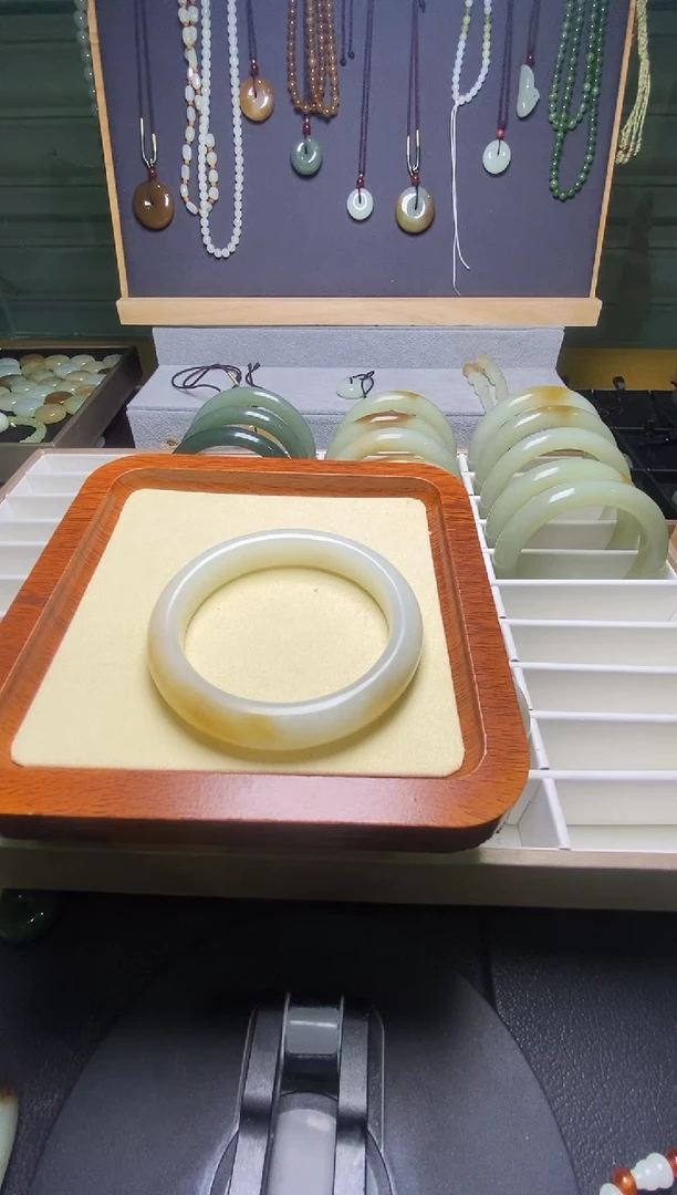 未镶嵌手镯和田玉（糖玉）手镯