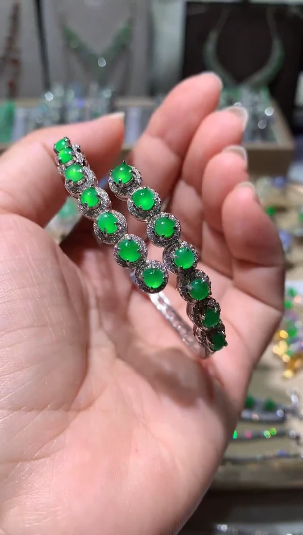 未镶嵌翡翠耳饰手镯