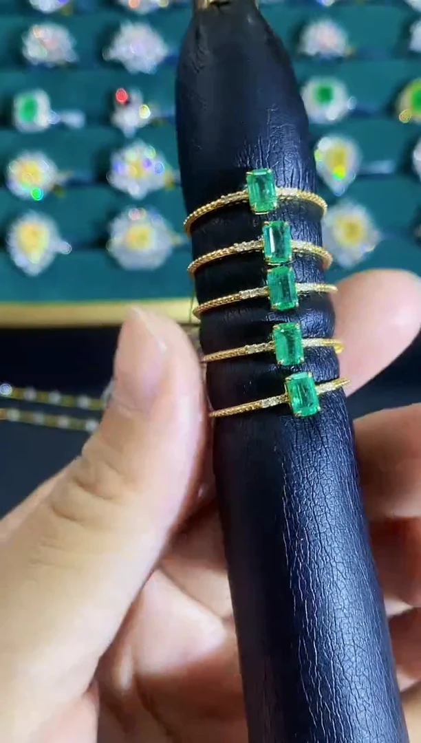 18K金镶嵌戒指祖母绿戒指多样性发一