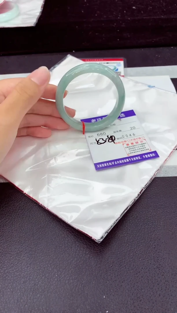翡翠手镯未镶嵌1