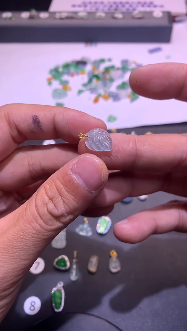 【闪购商品】翡翠吊坠(不含链)18K金镶嵌1