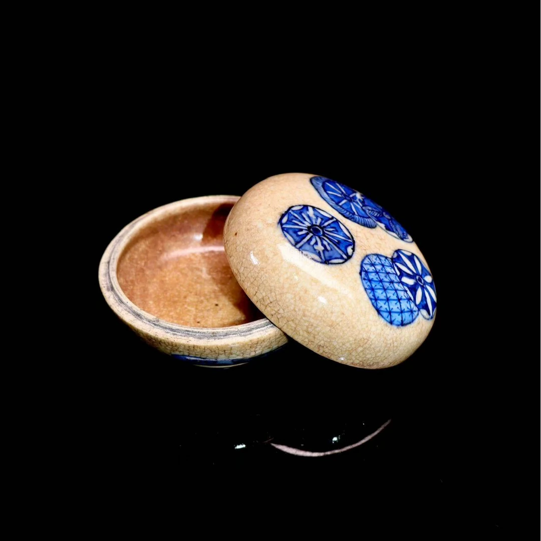27:清晚期哥釉青花皮球花纹粉盒