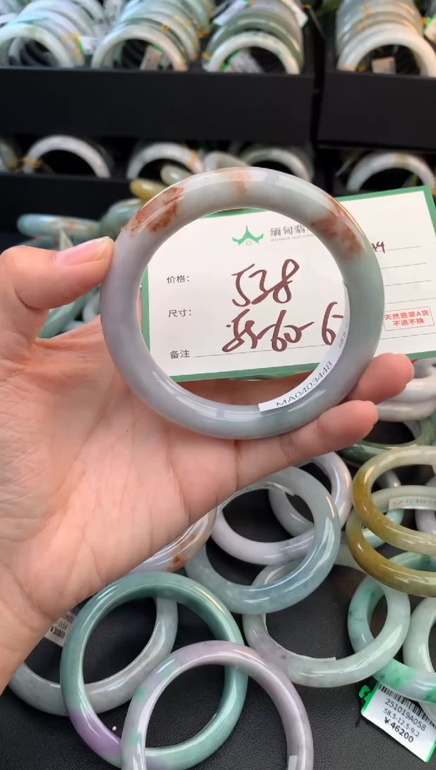未镶嵌定制翡翠毛货需精细抛光+多人