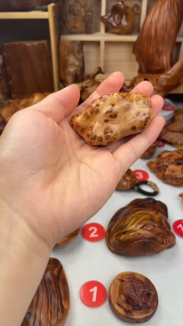 木太行崖柏陈化瘤花随行把件背面透瘤