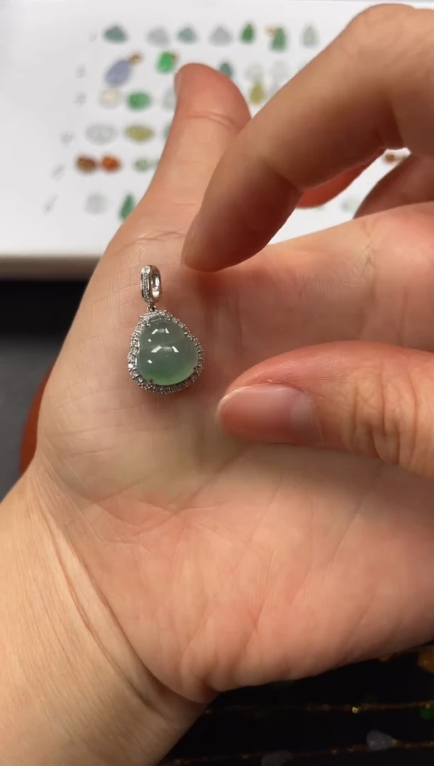 吊坠(不含链)18K金镶嵌翡翠一个JK728