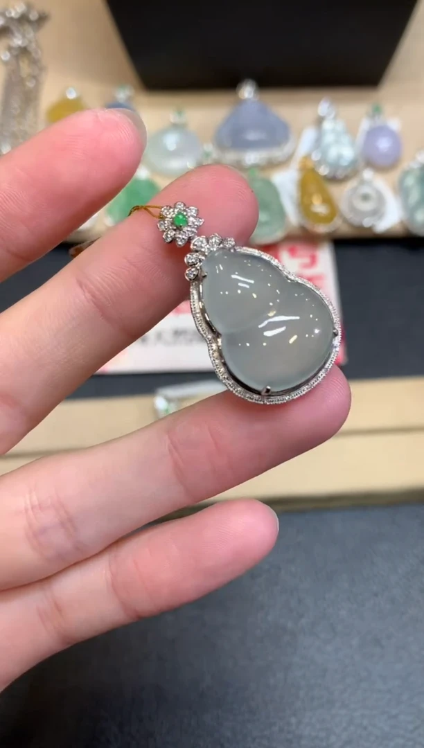 【闪购商品】翡翠颈饰18K金镶嵌葫芦【无服务费】