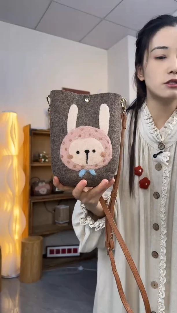 羊毛非遗纯手工包  手机包兔子