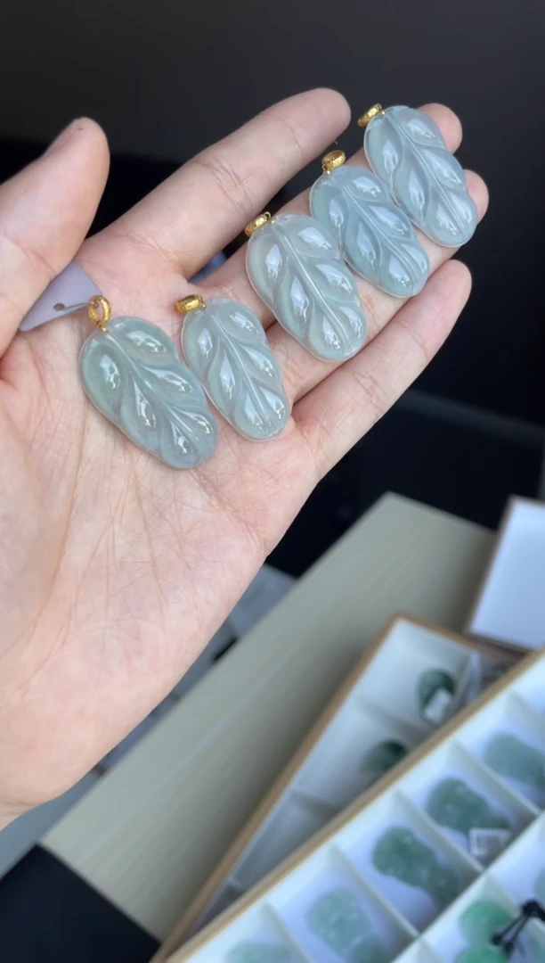 吊坠(不含链)18K金镶嵌翡翠天然缅甸A货翡翠多样性发其一