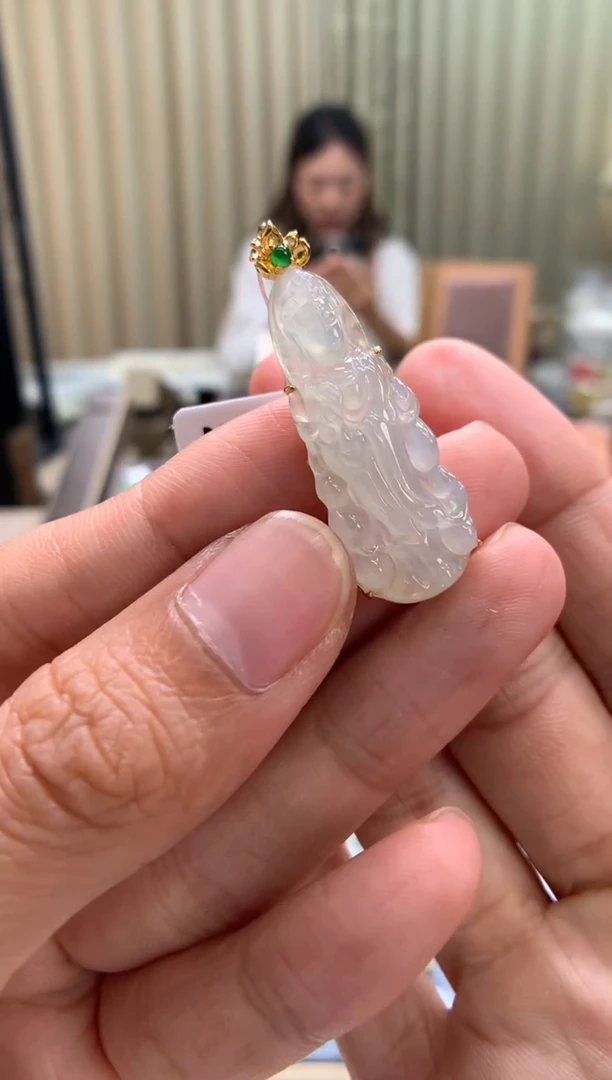 翡翠18K金镶嵌颈饰观音