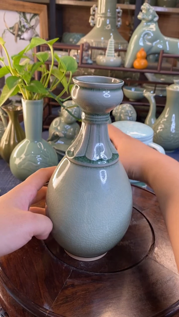 耀州窑百级碎花口菇瓶 微瑕处理 一个