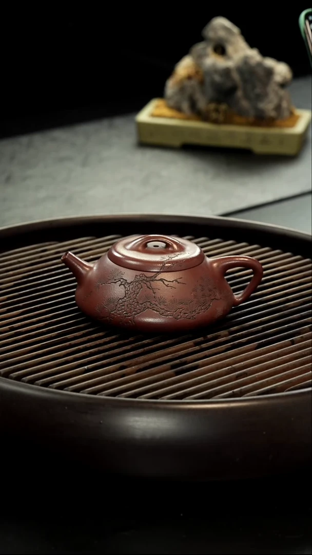 茶壶紫砂纳瓢壶 刻绘松树