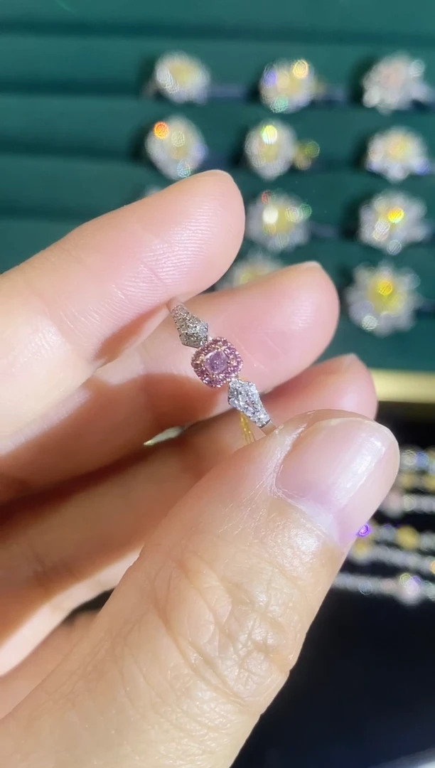 18K金镶嵌戒指钻石戒指