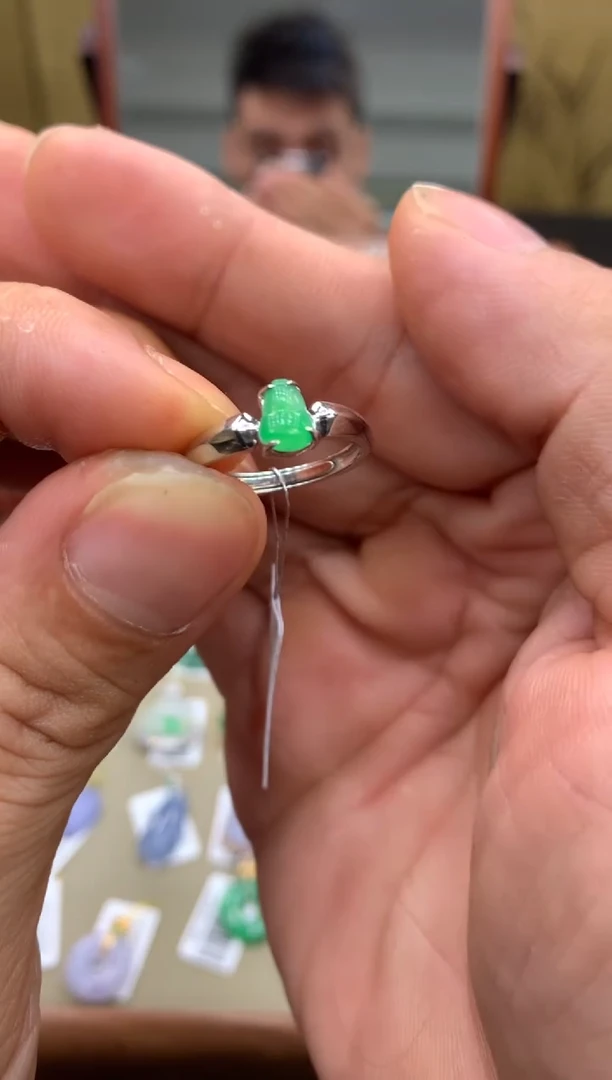 未镶嵌戒指翡翠戒指