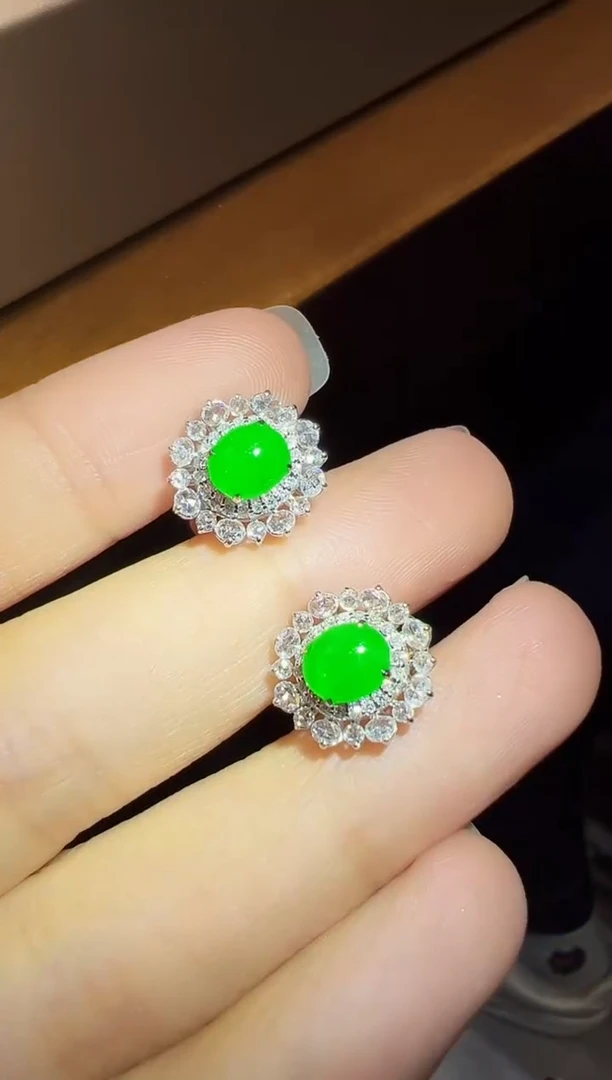 18K金镶嵌翡翠耳饰蛋面