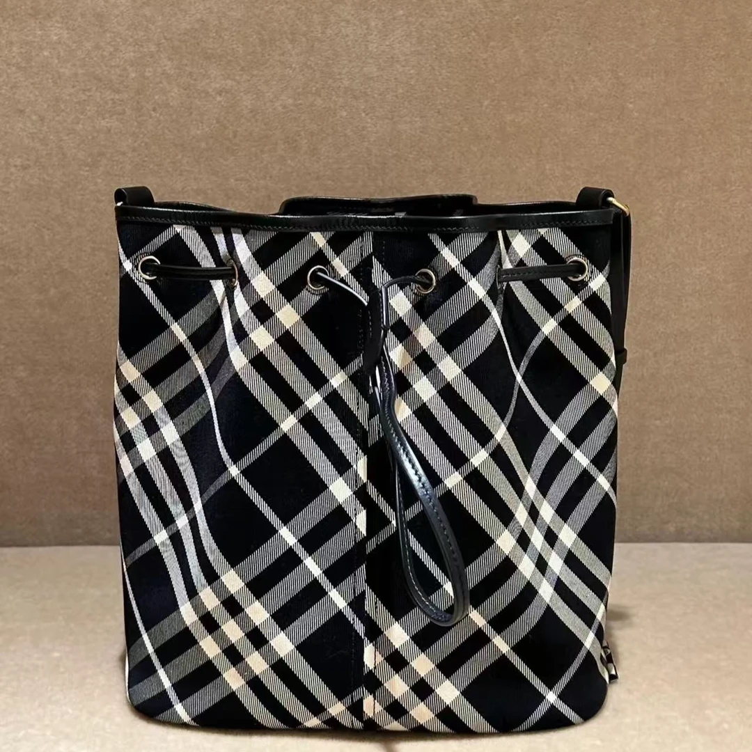 95新 BURBERRY/博柏利 好好水桶包mini黑金格纹48236844