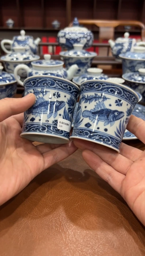 两只鱼藻纹束腰杯