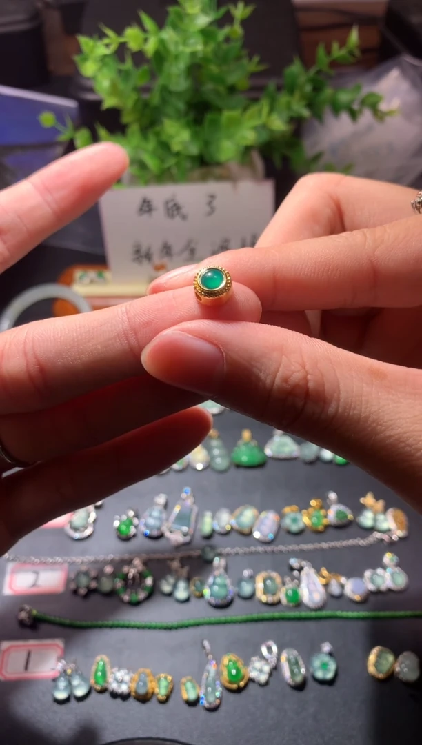 颈饰未镶嵌翡翠?****虹1