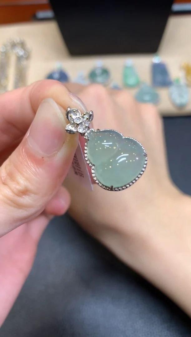 【闪购商品】翡翠颈饰18K金镶嵌葫芦【无服务费】