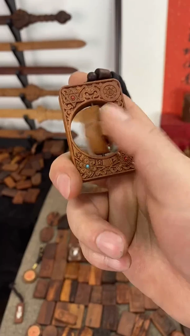 【闪购商品】木枣木时来运转车挂随机发