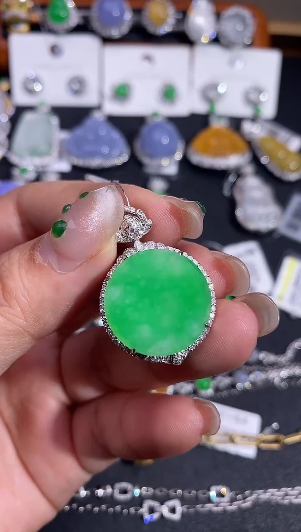 【闪购商品】翡翠吊坠(不含链)18K金镶嵌吊坠