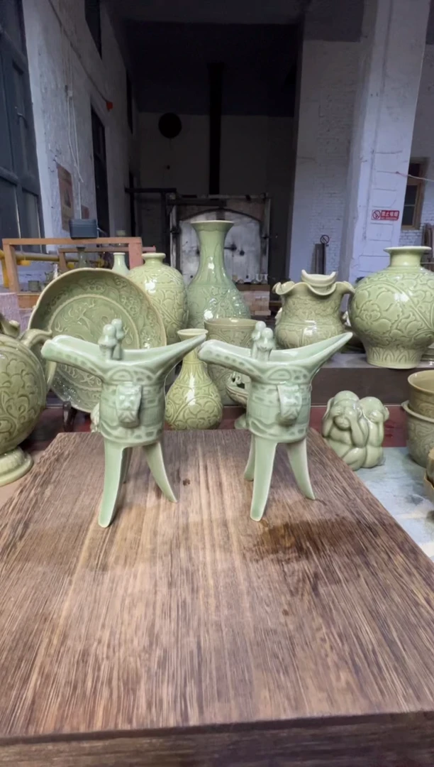 微瑕耀州窑爵杯一对