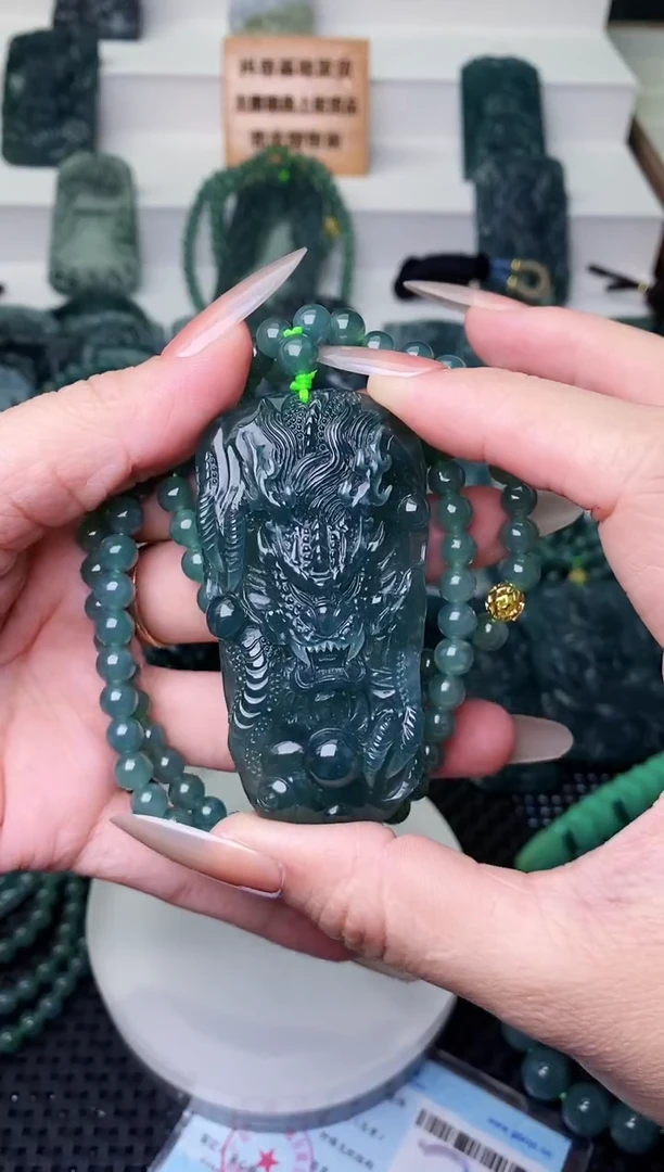 颈饰未镶嵌翡翠