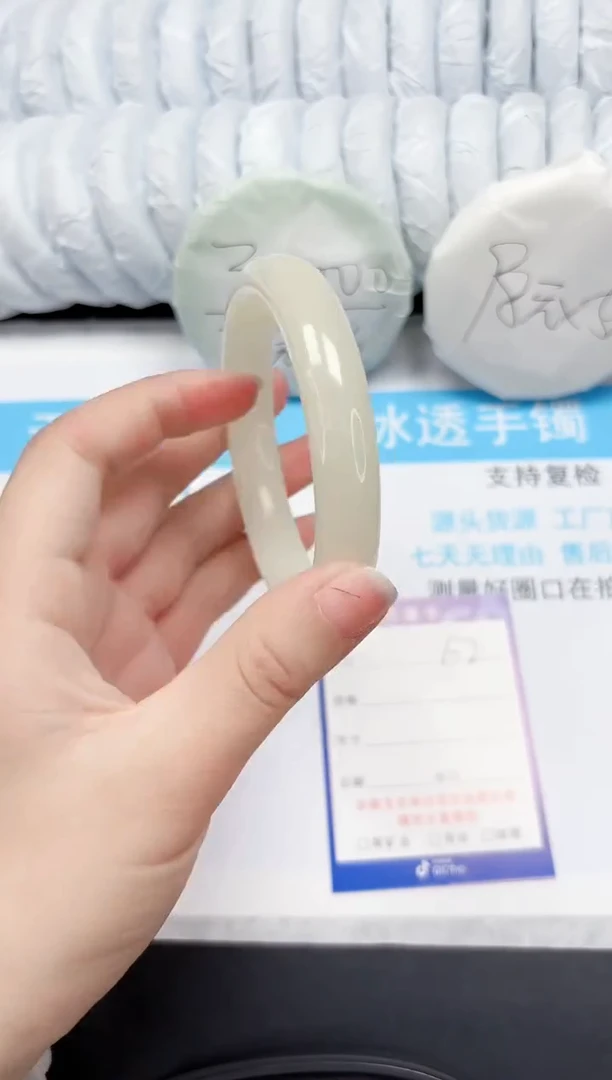 【闪购商品】石英质玉手镯未镶嵌62-64.4