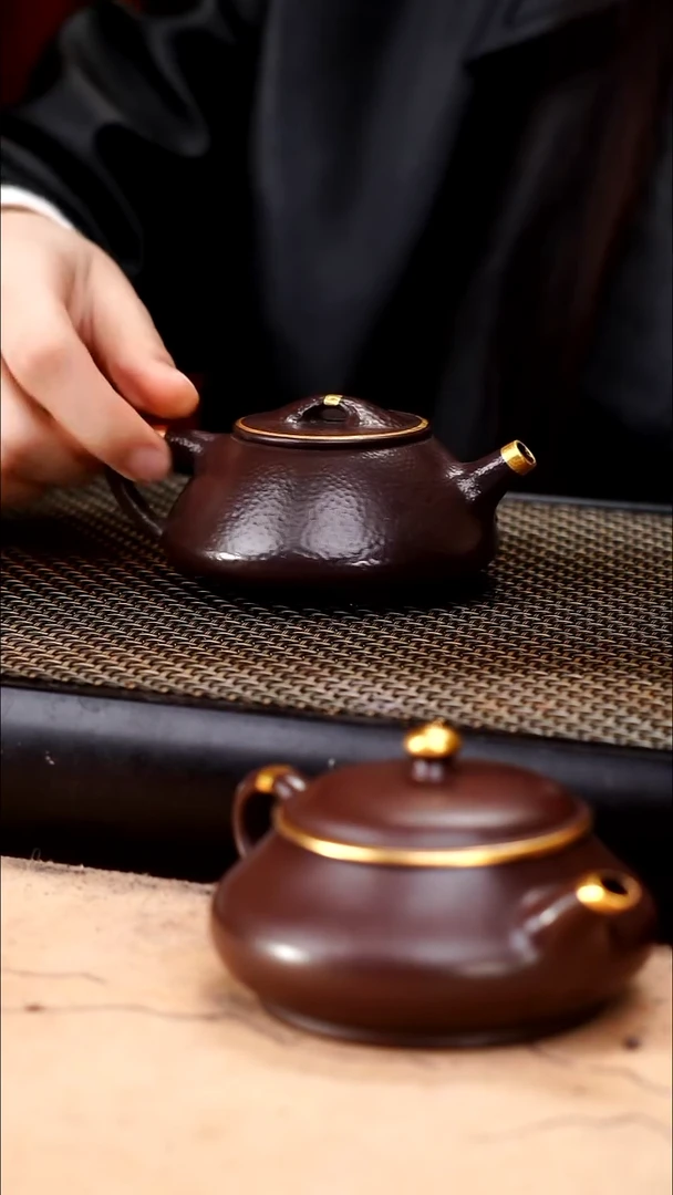 茶壶紫砂四号井茄皮紫泥描金锤纹石瓢140cc