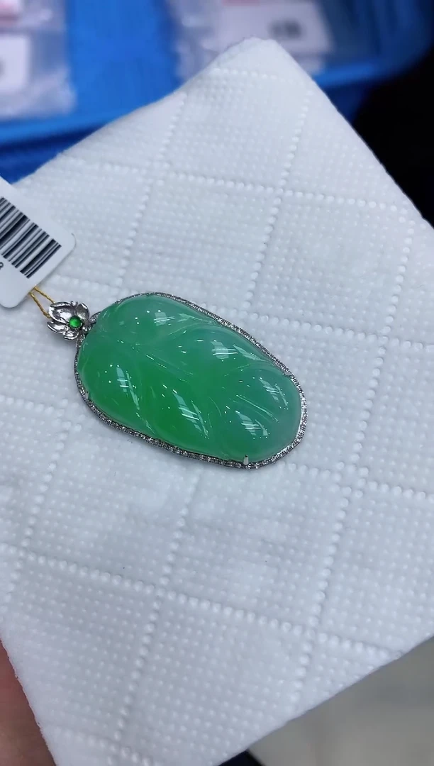 翡翠18K金镶嵌颈饰111111111